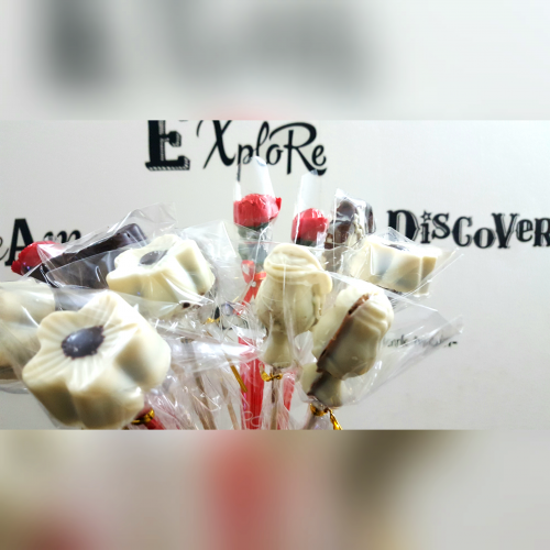 פרחי שוקולד על מקל שוקולד בלגי חלב, לבן או מריר או שוקולד גרמני ללא סוכר משוקולד חלב, לבן או מריר עם מגוון תוספות ברס אגוזי לוז, ברז בוטנים, סוכריות צבעוניות, פולי קקאו גרוסים, קוקוס קלוי, פיסטוק ושקדים 30גרם שוקולד ליחידה עטוף הצלופן פרחי שוקולד על מקל שוקולד בלגי חלב, לבן או מריר או שוקולד גרמני ללא סוכר משוקולד חלב, לבן או מריר עם מגוון תוספות ברס אגוזי לוז, ברז בוטנים, סוכריות צבעוניות, פולי קקאו גרוסים, קוקוס קלוי, פיסטוק ושקדים 30גרם שוקולד ליחידה עטוף הצלופן