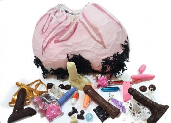 פיניאטת אשכים פיניאטת אשכים מלאה במתוקים בצורות איברי מין וצעצועים לזוגות. מסדרת המשחקים למסיבת רווקות.