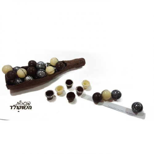 כדורים אירוטיים משוקולד בלגי בתוך חצי בקבוק שמפנייה משוקולד - ערכת משחק למסיבות רווקות! משחק כדורי השוקלד האירוטיים –כל אחת בתורה מפצחת את הכדור, אוכלת את שברי השוקולד, שולפת את הפתק ויוצאת למשימה סקסית במיוחד! המשימה בוצעה? נהדר! עכשיו כולן מוזגות אלכוהול לכוסית הצ'ייסר מהשוקולד ומרימות לחיים! במידה והמשימה לא בוצעה המשתתפת שותה צ'ייסר לבד